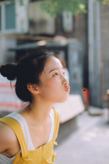 楼上的小女孩